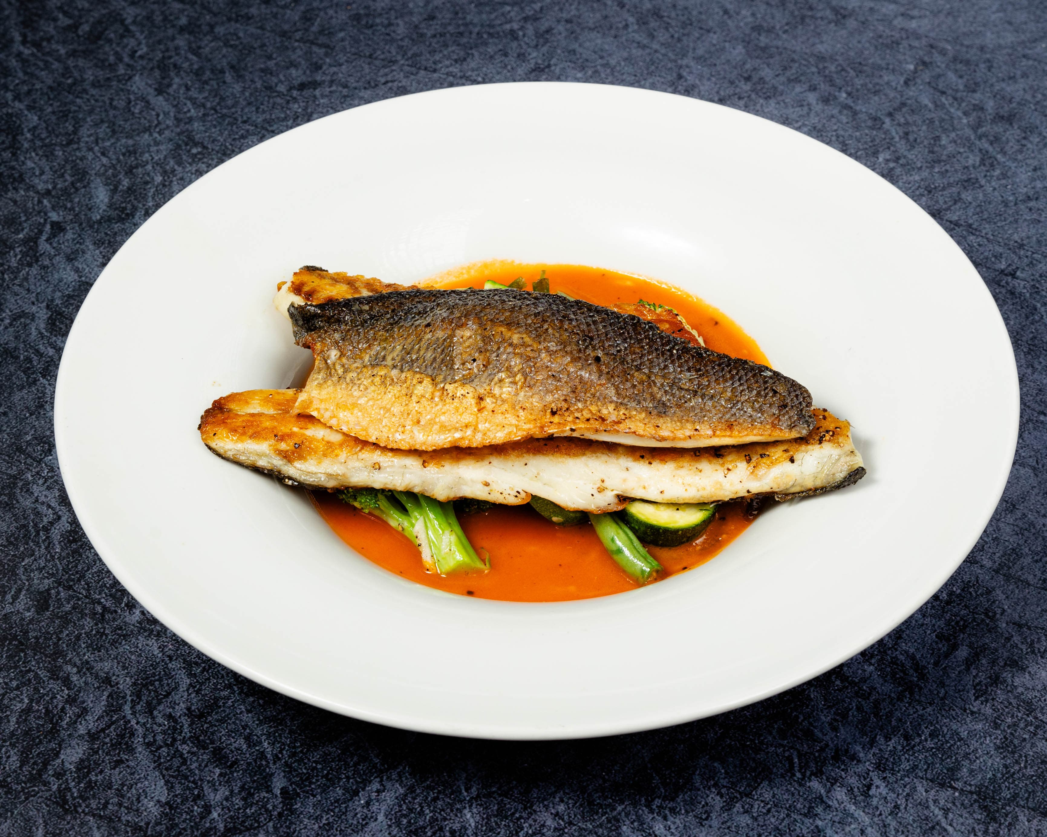 פילה לברק על ירקות ירוקים מהכרמל