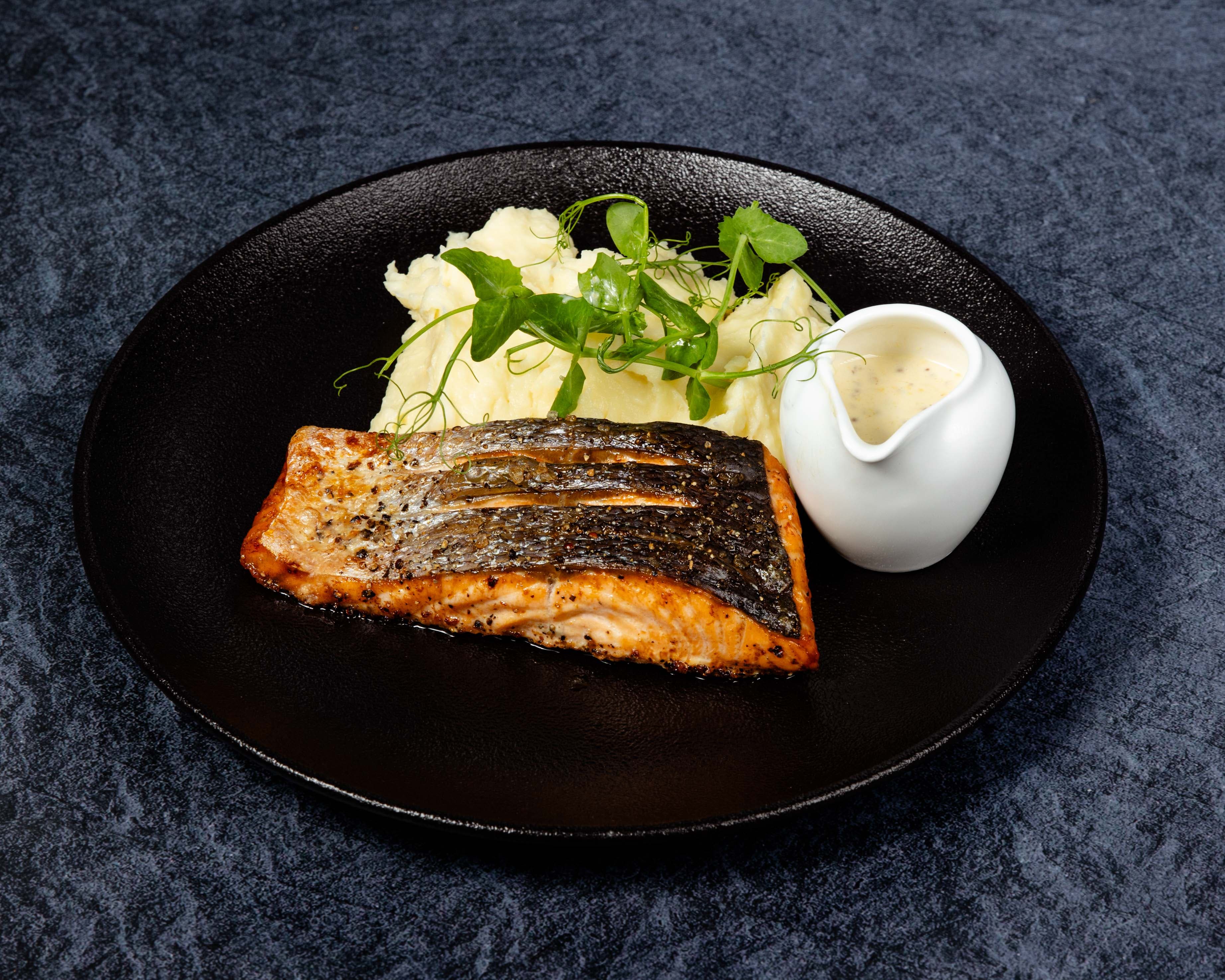 פילה סלמון על מצע פירה עם רוטב חרדל שמנת