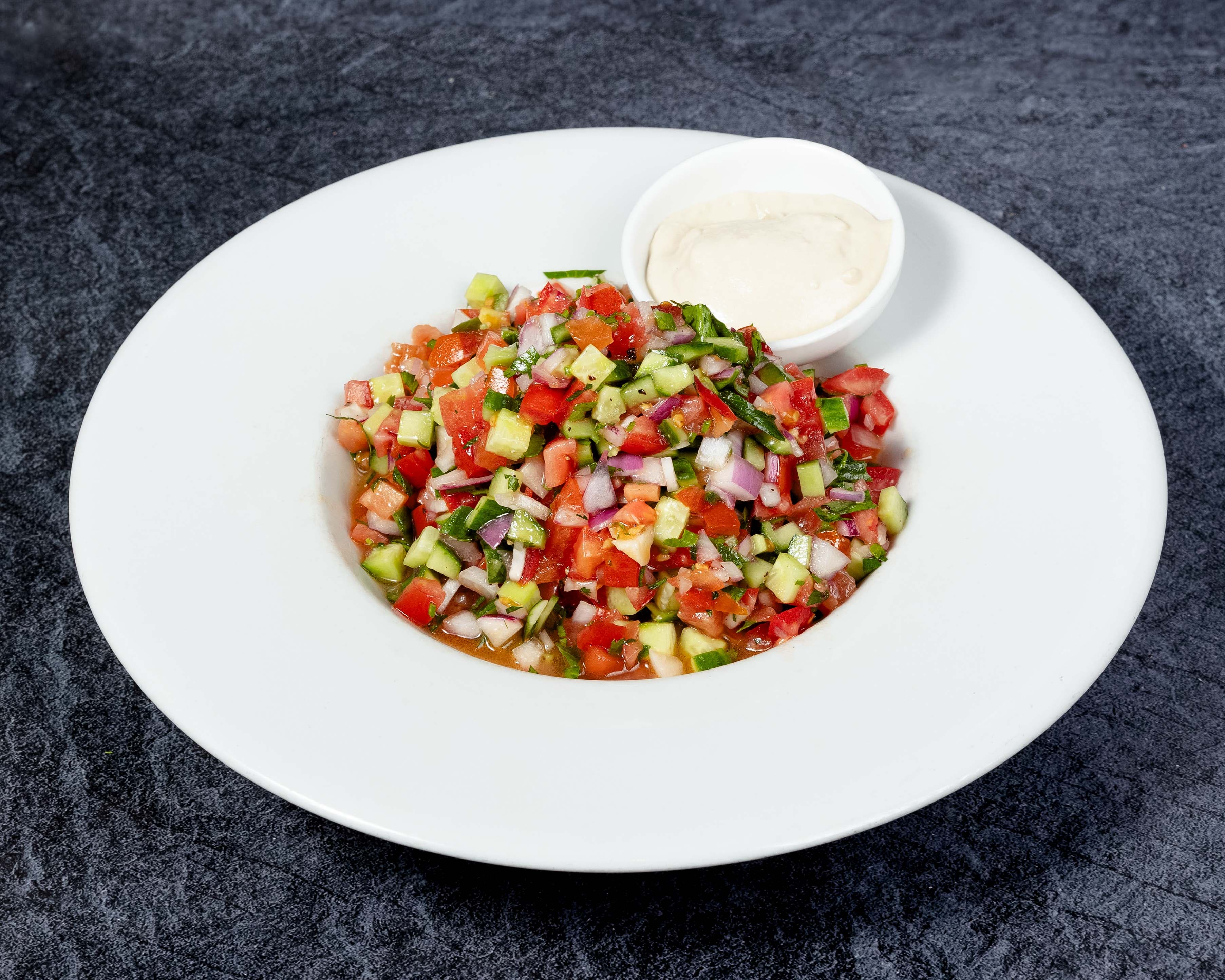 סלט קצוץ עם טחינה